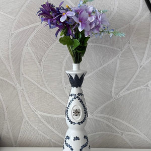 Floral clase azul vase with lavender flowers