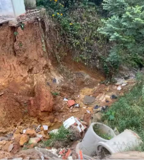 Mairinque: Cratera gigante surge em terreno baldio e quase 'engole' casas 