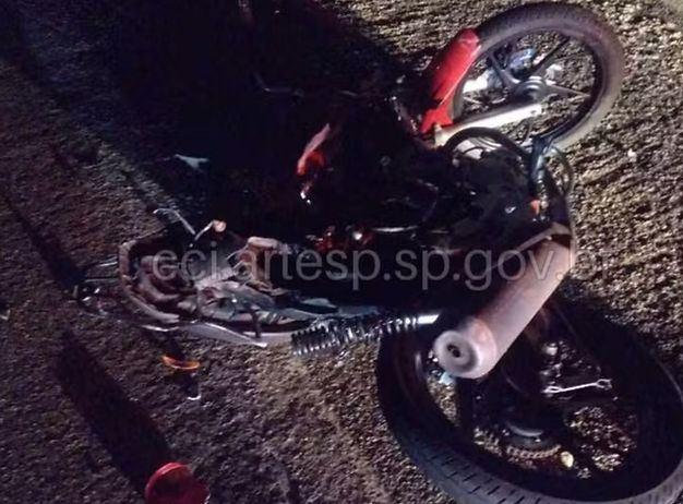 Garupa morre ao ser atropelado por caminhonete após piloto bater em caminhão