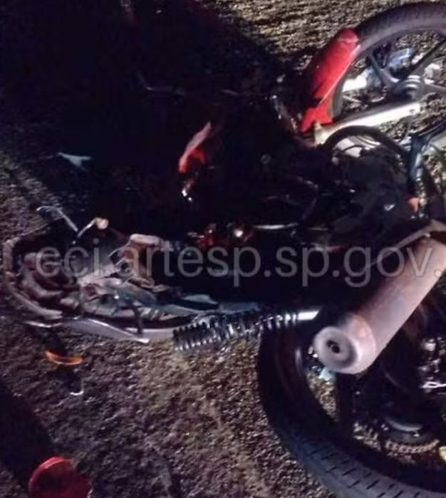 Garupa morre ao ser atropelado por caminhonete após piloto bater em caminhão