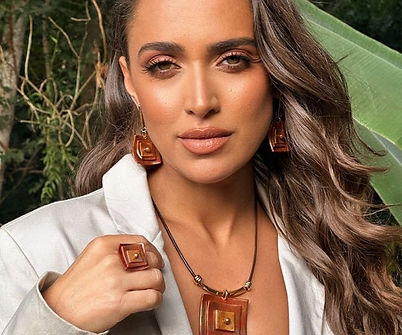 conjunto orbe terra em cerâmica e couro com tons terrosos e dourado design autoral para ser usado a qualquer momento