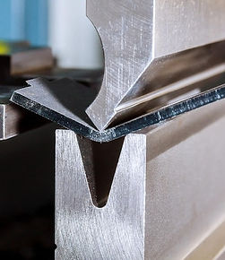 trabalho-em-uma-maquina-de-dobra-cnc-em-uma-fabrica-curvatura-de-chapas-em-uma-maquina-dob
