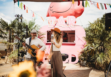 Acoustic band Lara Leaves performing live music at a festivalwedding and corporate event reception in the Netherlands (Ingrid Mol)