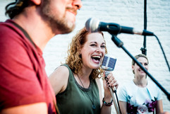 Maartje de Bruin, zangeres akoestische coverband Lara Leaves, Akoestisch duo