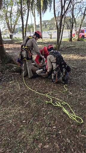 Exercício prático com equipamentos de escalada.