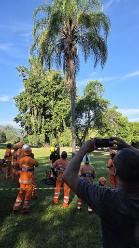 Orientação em área aberta durante o treinamento.