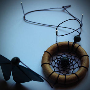 The cover for Francis Gri & Toàn's great ambient LP, Le tissage des rêves, showing a wooden ring dreamcatcher with black string and beads on a white background, next to a geometric blue butterfly sculpture. Quiet mood.