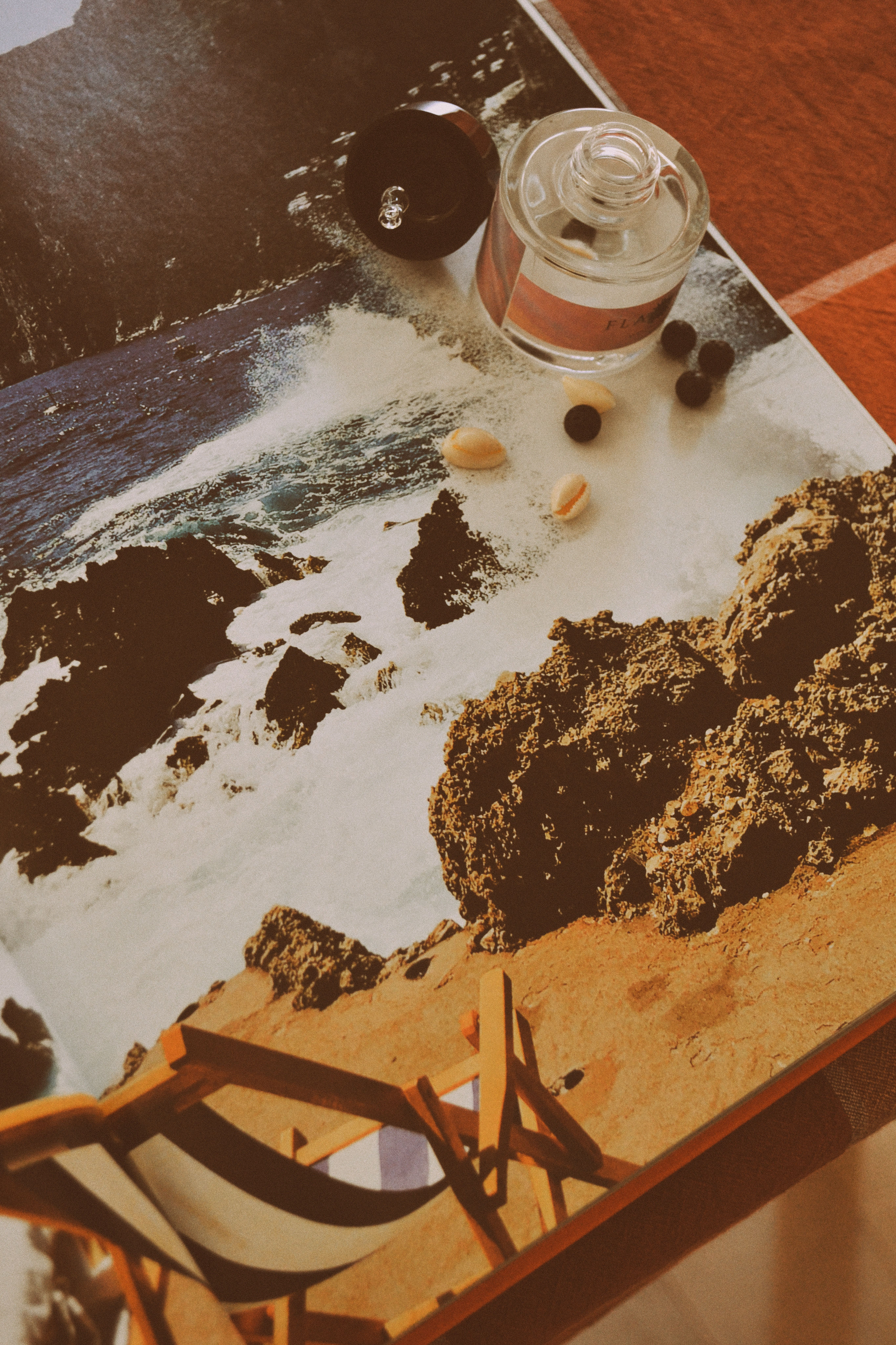 BLACK LAVA STONES & WHITE SHELLS - JÌJÌ EDITION