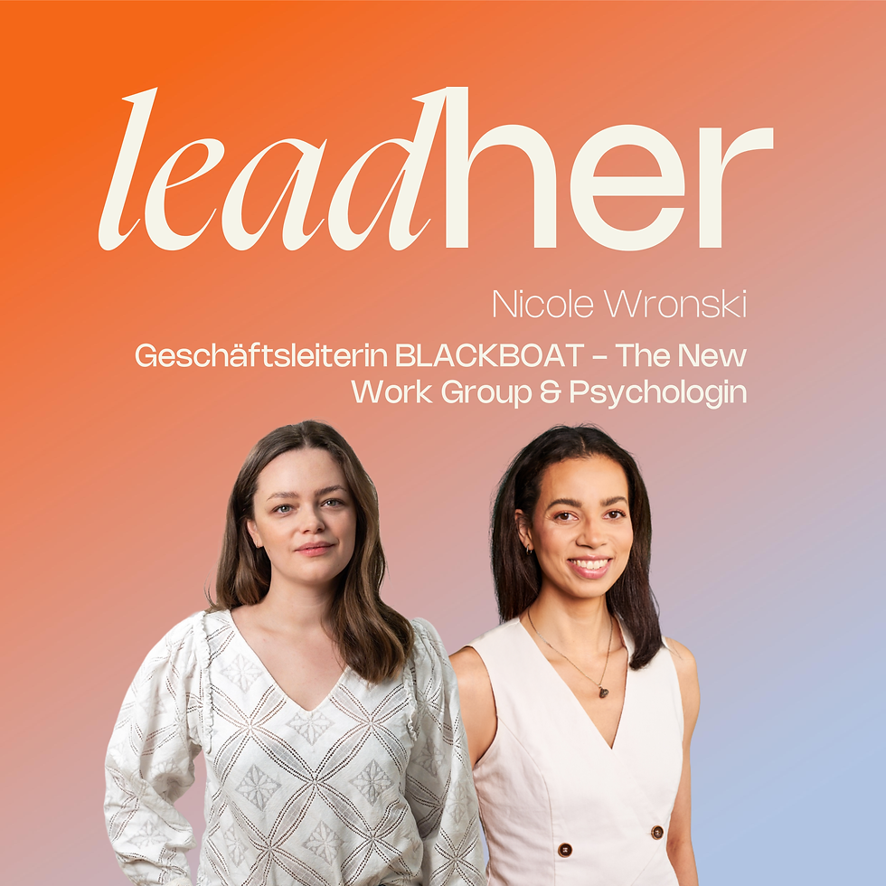 Quadratisches Podcast-Cover. Im Zentrum stehen zwei Frauen, Nicole Wronski und die Host Merlene, die nebeneinander vor einem hellen Hintergrund positioniert sind. Beide blicken lächelnd direkt in die Kamera. Im oberen Bereich des Bildes steht gut lesbar der Text 'leadHER', darunter der Name der Gästin Nicole und ihr Job-Titel Geschäftsleiterin BLACKBOAT - The New Work Group & Psychologin.