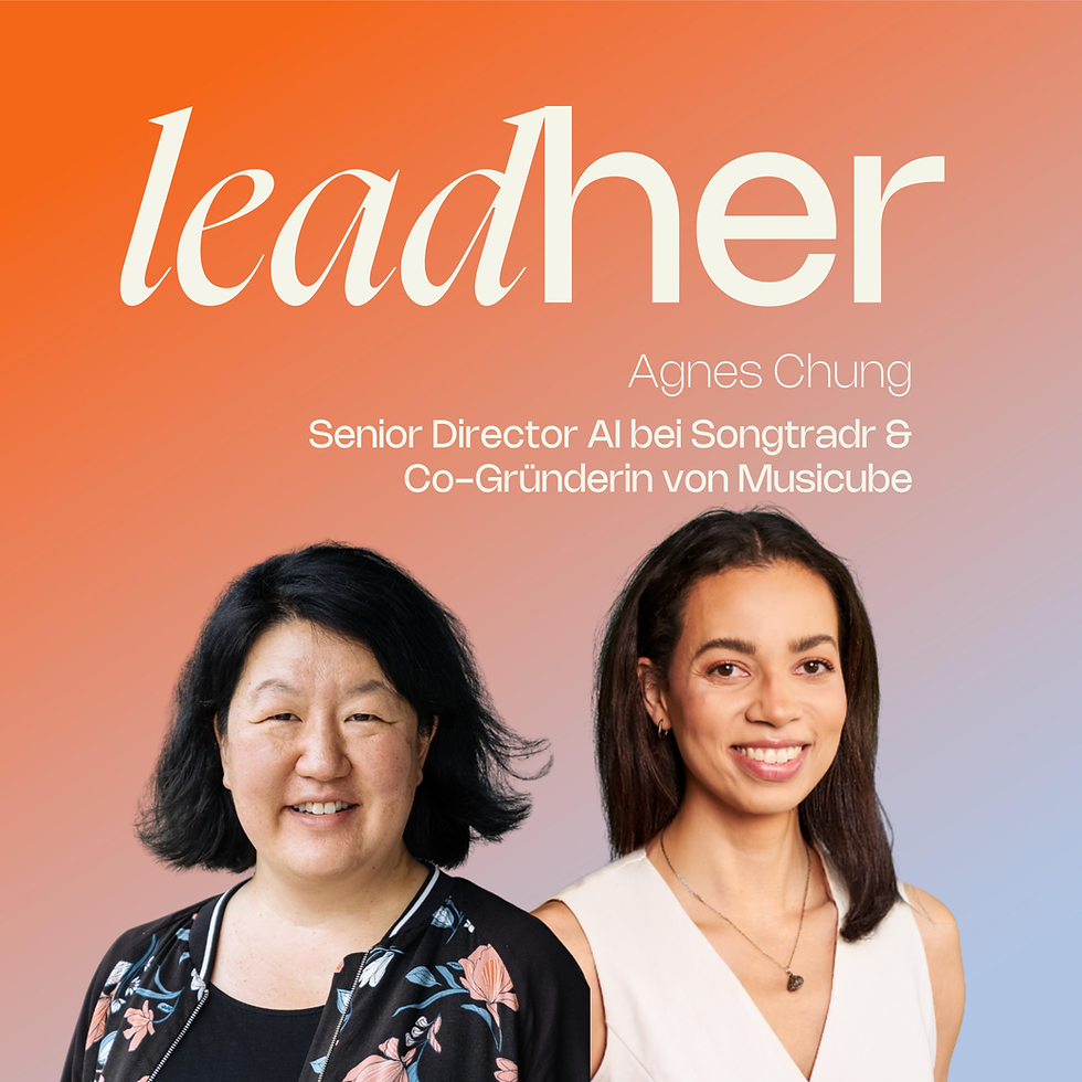 Quadratisches Podcast-Cover. Im Zentrum stehen zwei Frauen, Agnes Chung und die Host Merlene, die nebeneinander vor einem hellen Hintergrund positioniert sind. Beide blicken lächelnd direkt in die Kamera. Im oberen Bereich des Bildes steht gut lesbar der Text 'leadHER', darunter der Name der Gästin Agnes und ihr Job-Titel Senior Director AI bei Songtradr & Co-Gründerin von Musicube.