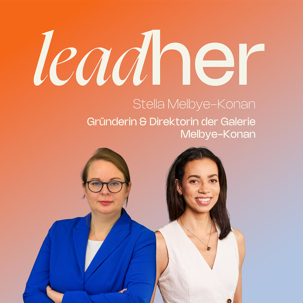 Quadratisches Podcast-Cover. Im Zentrum stehen zwei Frauen, Stella Melbye-Konan und die Host Merlene, die nebeneinander vor einem hellen Hintergrund positioniert sind. Beide blicken lächelnd direkt in die Kamera. Im oberen Bereich des Bildes steht gut lesbar der Text 'leadHER', darunter der Name der Gästin Stella und ihr Job-Titel Gründerin & Direktorin der Galerie Melbye-Konan.