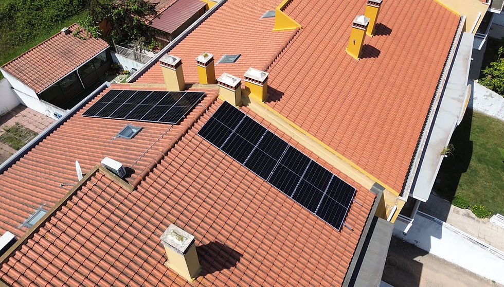 Sistema de painéis solares instalado no telhado de uma moradia para autoconsumo de energia.