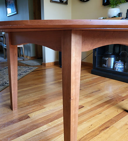 Round  knock down dining table in cherry.