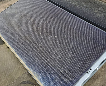foto van vuile zonnepanelen
