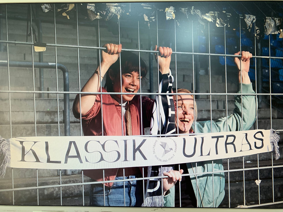 Auch dazu natürlich der Link zu allen bisherigen Folgen: https://www.staatsphilharmonie.de/de/podcast-klassik-ultras/