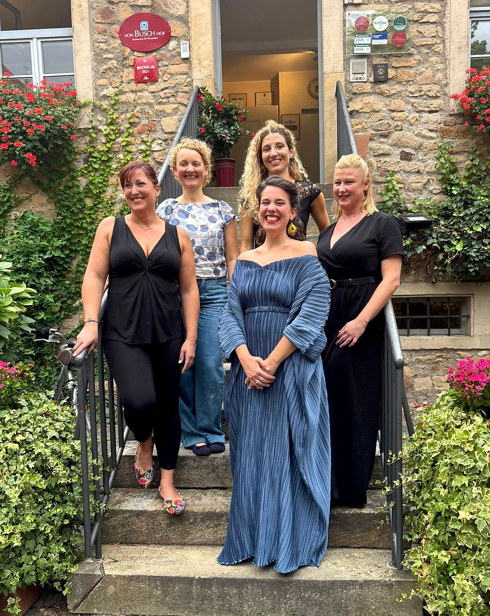 Das strahlende Chiarina Quartett, Felicitas Laxa, Stella Sykora-Nawri, Giulia Trevisano und Johanna Durczok mit Sängerin Theano Papadaki in der Mitte, in der Konzertpause🤩