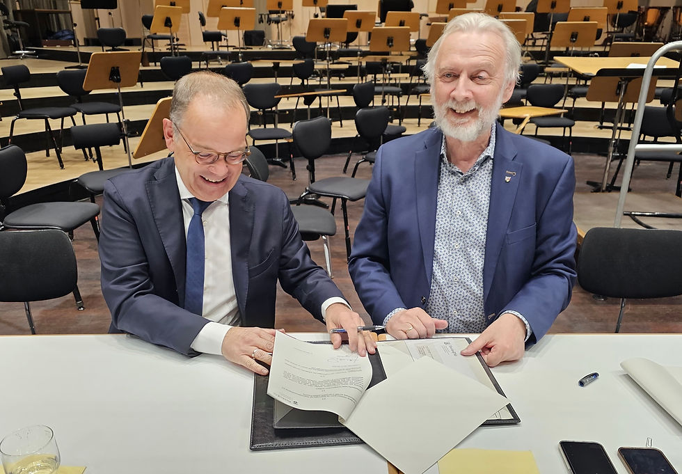 Die Vertragsunterzeichnung mit unserem Staatssekretär Herr Jürgen Hardeck