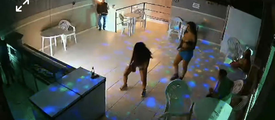 Vídeo 📹 Overdose de 'viagra' mata homem que queria maltratar novinha em noite de amor. Vídeo mostra momento em que homem sofre o ataque que o levou a morte