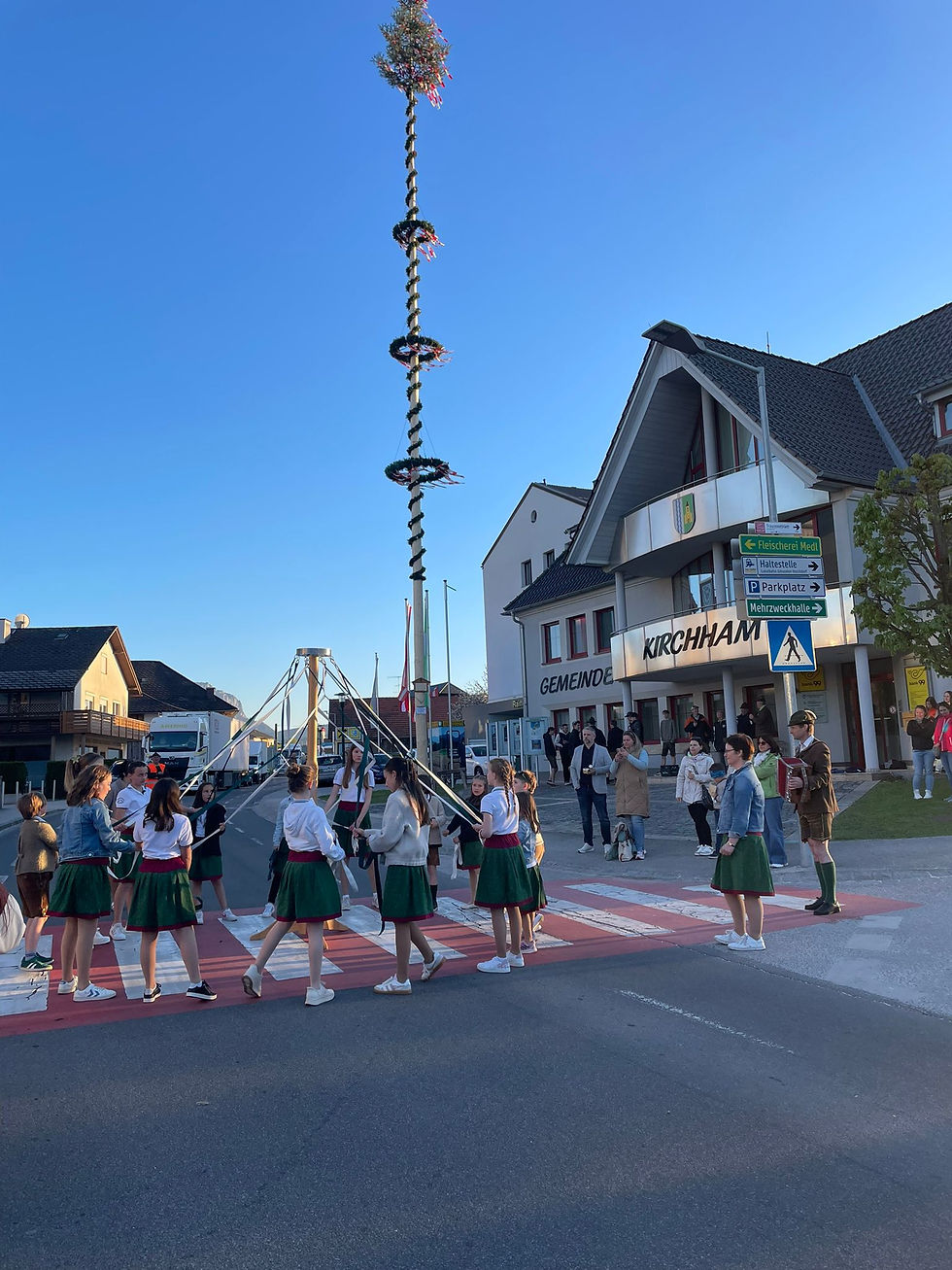Maibaumaufstellen in Kirchham – gelebtes Brauchtum an zwei Standorten