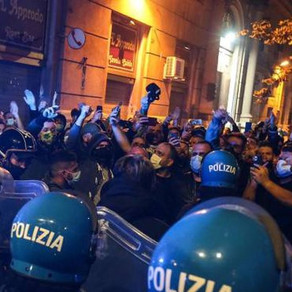Notte di guerriglia a Napoli contro il coprifuoco imposto dalla Regione Campania