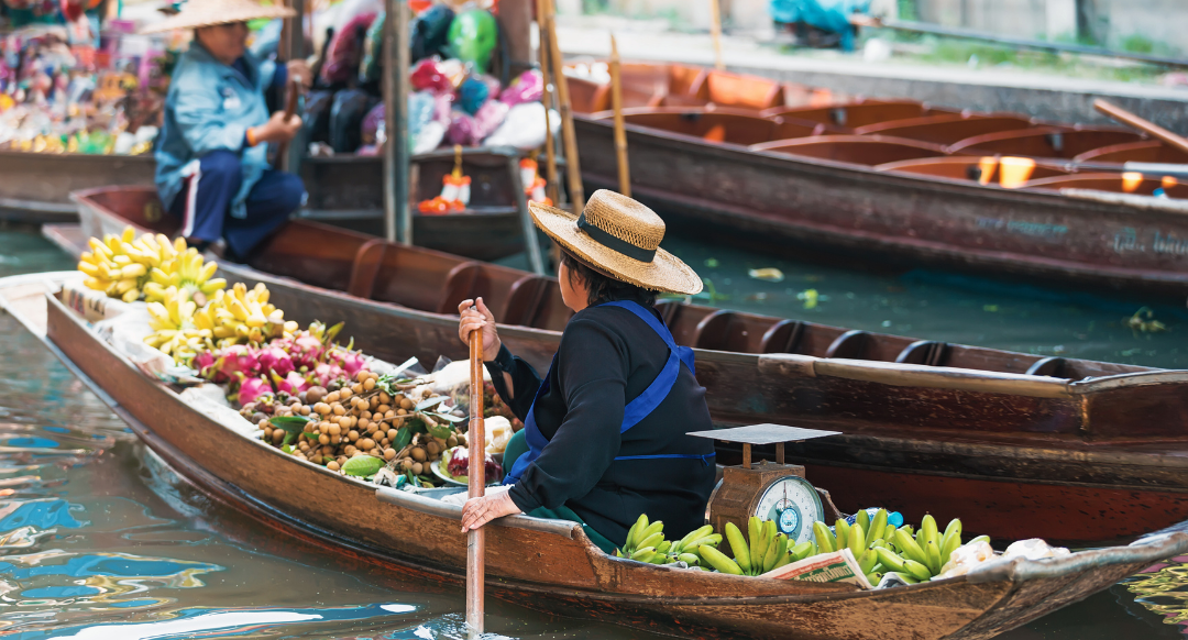 Beautiful photo of boat filled with fruits in a floating market