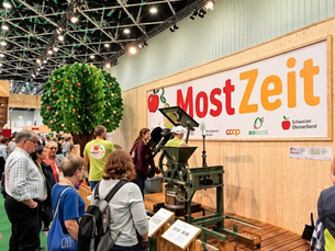 Die Mostpresse zieht das Publikum in seinen Bann!