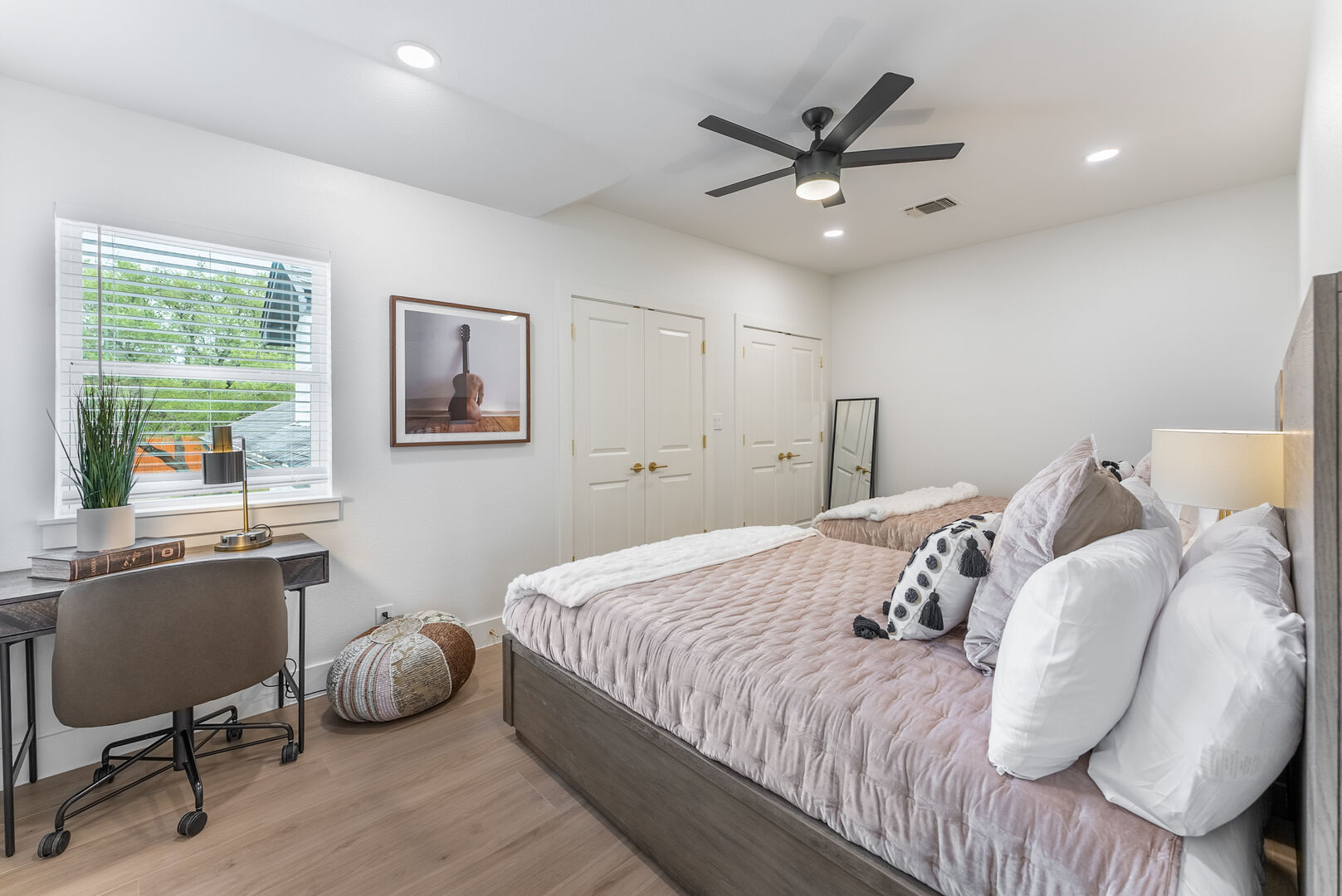 Shared Queen + Queen with J/J bath