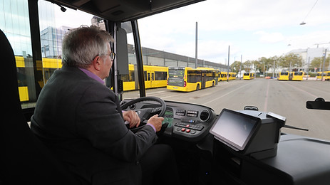 Station bei der Ruhrbahn bei der Weiterbildungs-Triennale 2026. Peter Renzel fährt den Bus selbst.