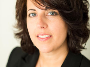 Corporate headshot of naturopath Jenny Simonovski during her career in organisational development and leadership coaching before transitioning into gut health practice.