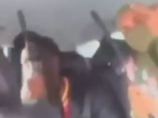 Vídeo; Criminosos exibem fuzis em carro em vias de São Gonçalo; Polícia investiga