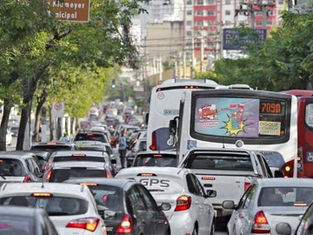 Trânsito trava Niterói: sexta-feira de caos em todas as regiões da cidade