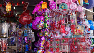 Osos de peluche, chocolates y flores se apoderan de las calles de Mérida