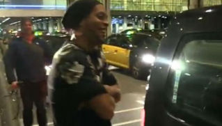 Un taxista casi olvida a Ronaldinho en el aeropuerto