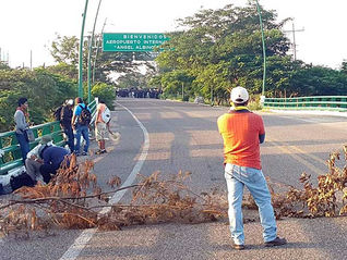 Maestros toman estaciones de radio y TV en Tuxtla Gutiérrez