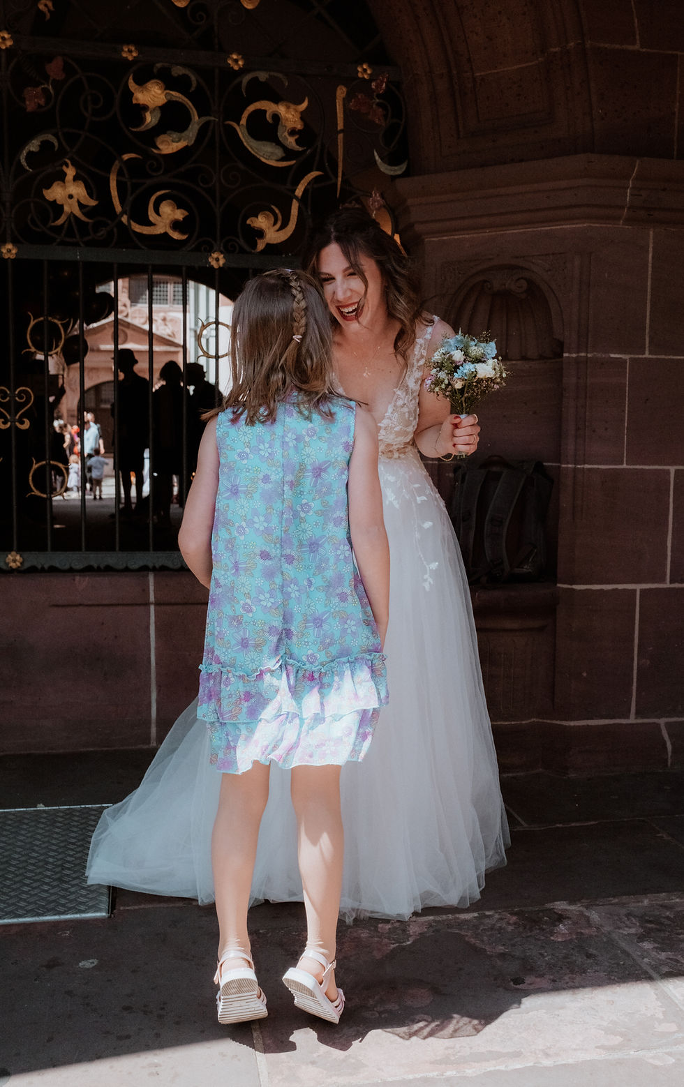 Braut mit ihrer Nichte vor dem Rathaus in Freiburg bei einer Hochzeit
