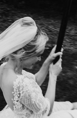 Braut fährt auf einer Seilbahn, auf dem Kinderspielplatzited.