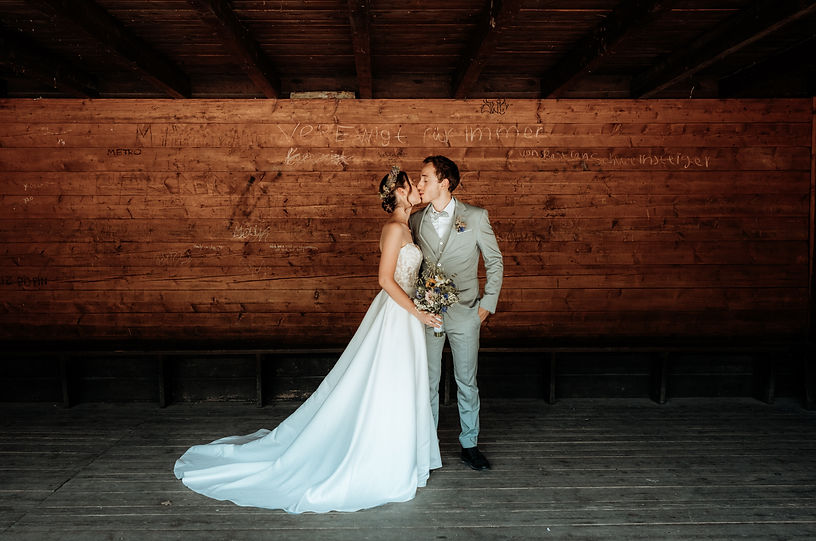 Brautpaar küsst sich. Hochzeit in Müllheim.