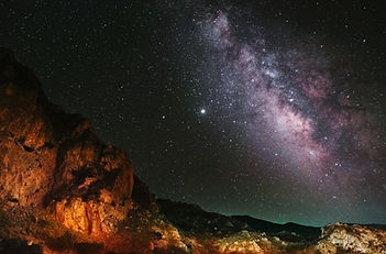 Milchstrasse fotografiert, mit einem Felsen.