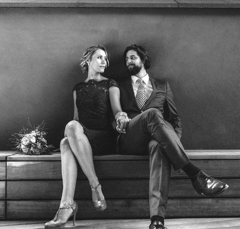 Brautpaar sitzt auf Stühlen beim Vitra Museum.