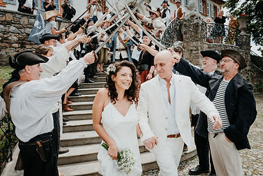 Hochzeitspaar läft die treppen herunter und freut sich.