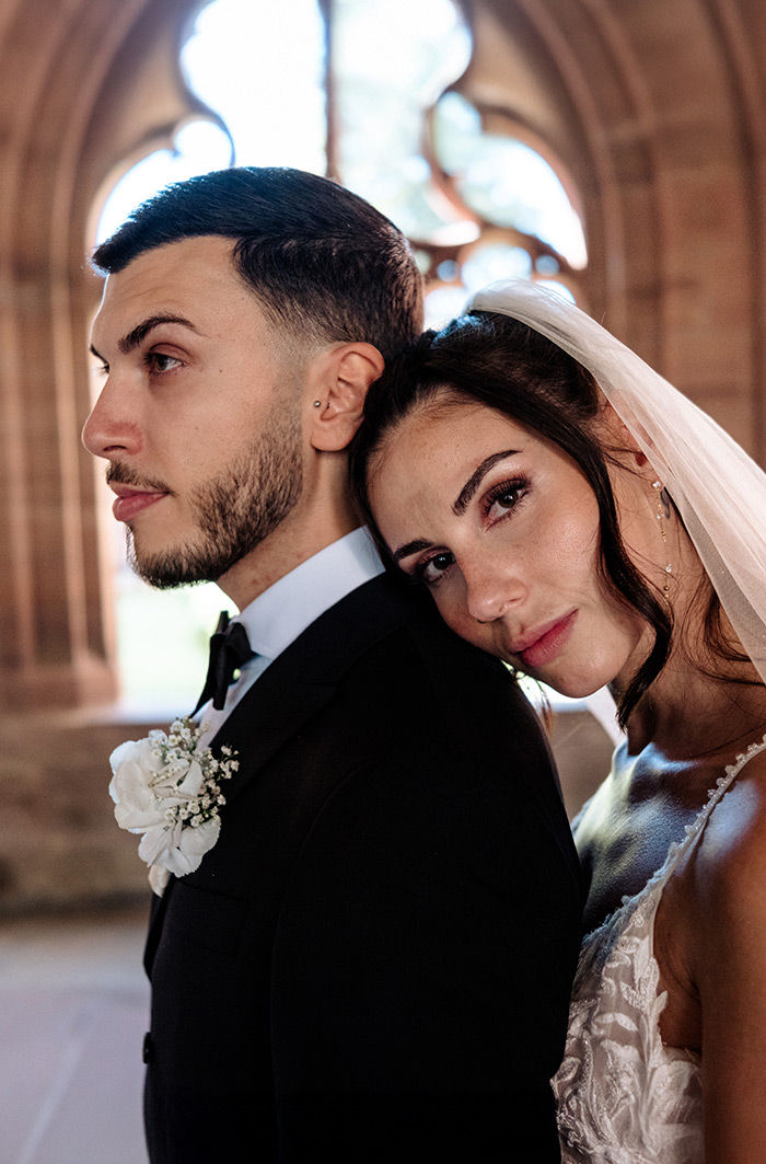 Brautpaar steht dicht zusammen.