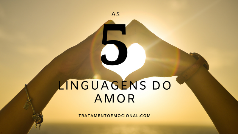 Mãos fazendo um coração contra o sol. Escrito as cinco linguagens do amor na imagem.