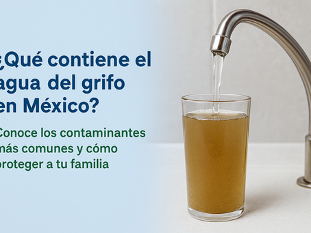 Grifo de cocina con agua saliendo y texto que indica los contaminantes comunes del agua potable en México, como cloro, metales y bacterias