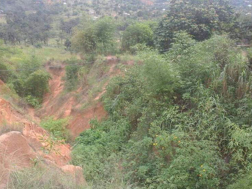 Kinshasa, dévastée par des érosions : L'avenue Kimpudi dans la commune de Ngaliema divisée en deux