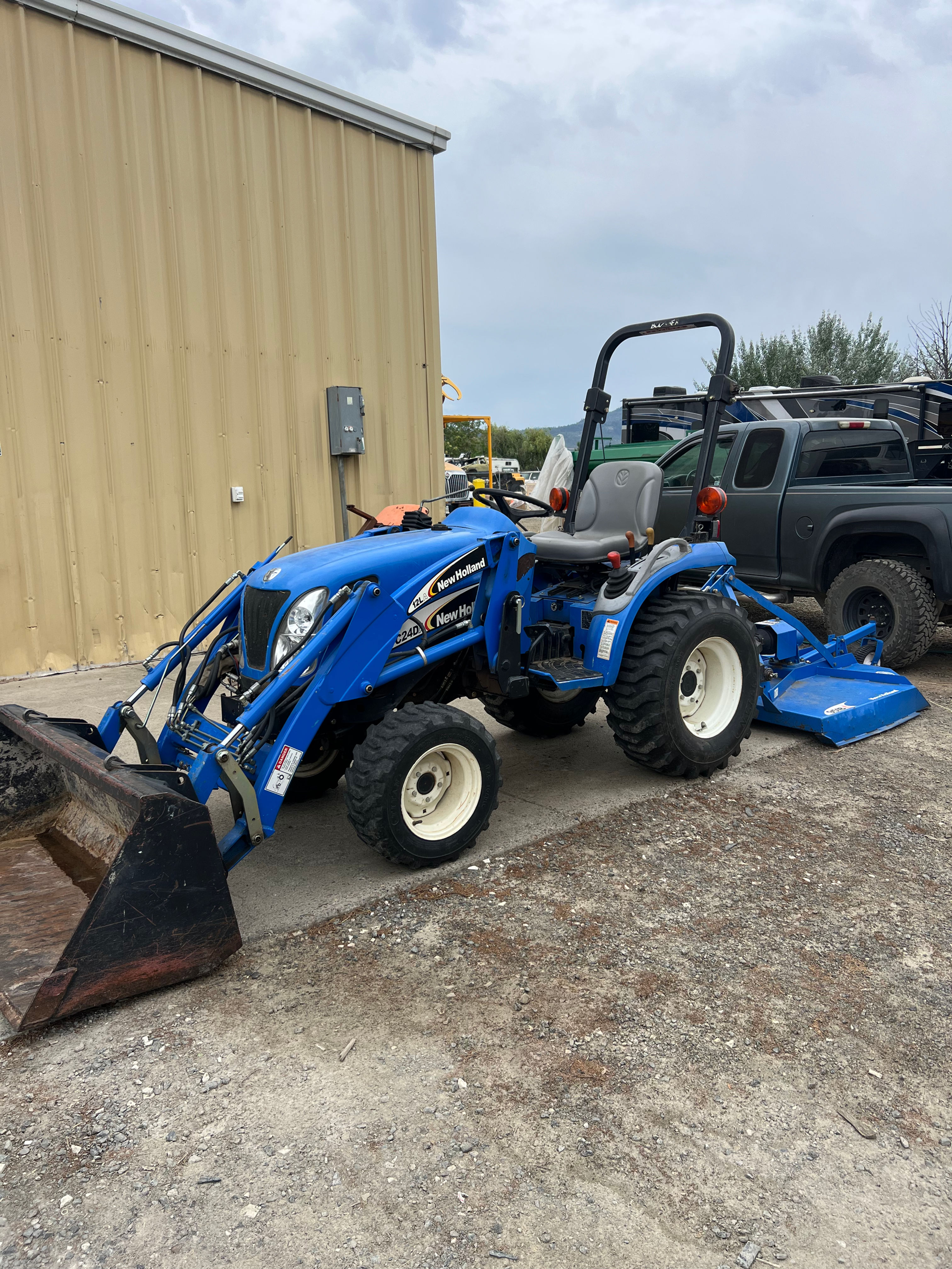 2005 NEW HOLLAND TRACTOR