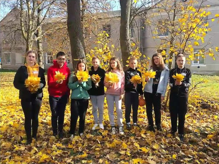А ОСІНЬ СИПЛЕ ЛИСТЯ НАМ ДО НІГ…