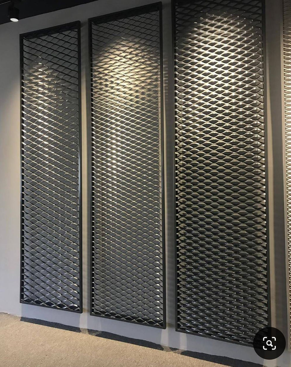 Proces produkcji siatki cięto-ciągnionej z arkusza blachy.