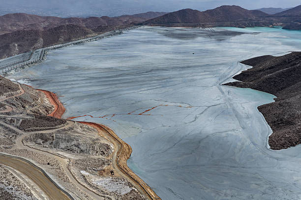 Pemandangan reservoir tailing tambang dengan endapan slurry dan fasilitas pengelolaan material hasil proses pertambangan.