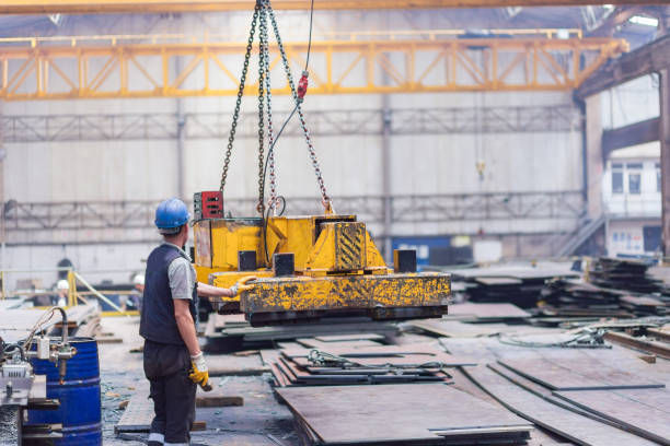 Hoist Crane untuk Pabrik: Solusi Material Handling yang Mendukung Efisiensi Produksi
