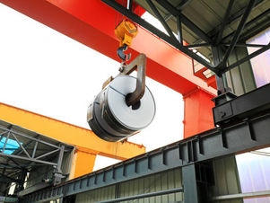 Hoist Crane untuk Pabrik Rolling Mill: Meningkatkan Efisiensi Penanganan Coil Baja di Jalur Produksi